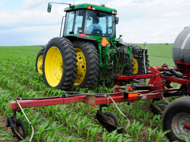 SUSTAIN stresses the potential benefits of split applications of nitrogen fertilizer along with using a nitrogen stabilizer. Roughly 30% of corn acres have some form of nitrogen stabilizer applied to them. (DTN/The Progressive Farmer file photo)